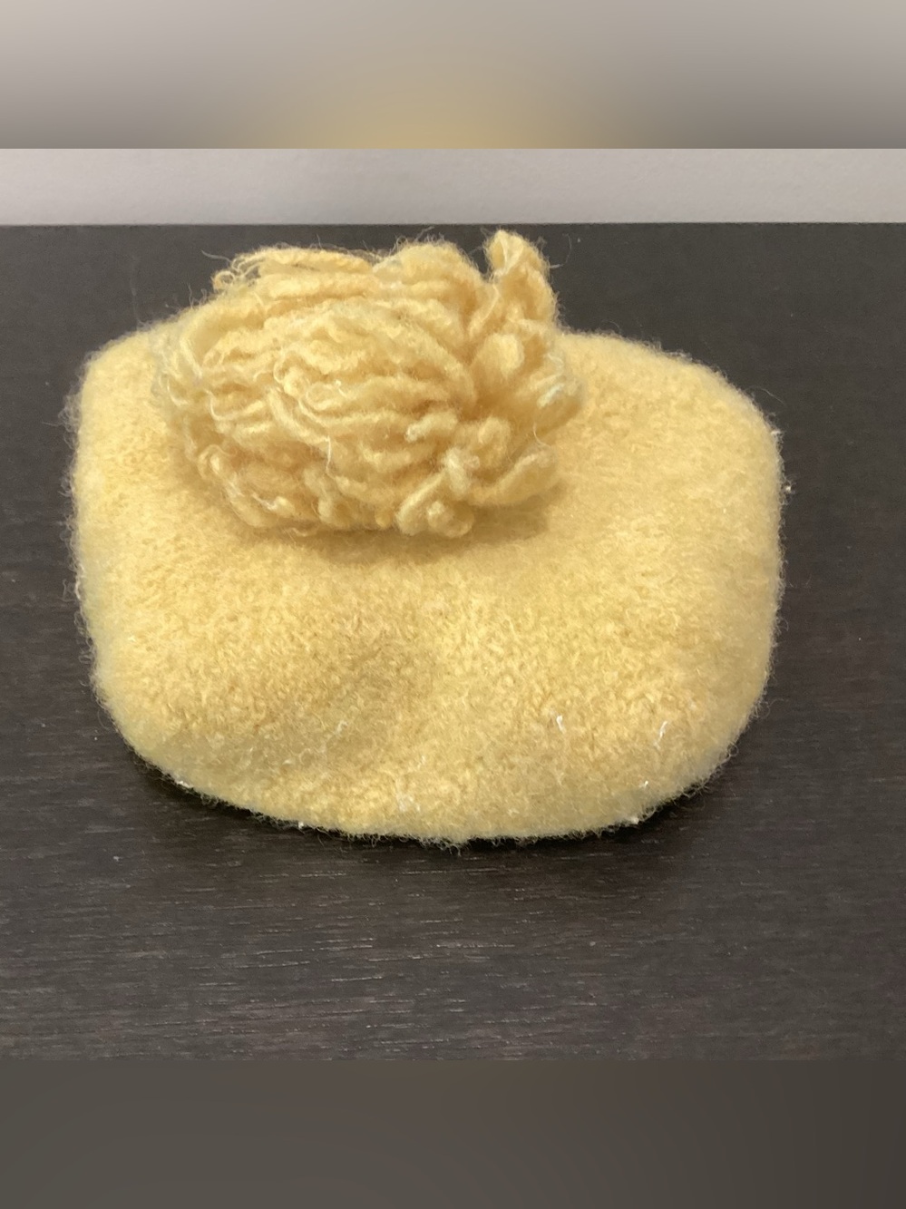 Vtg. Golden yellow Mid-Century Felt Childs toddler or baby size Beret with a lg.